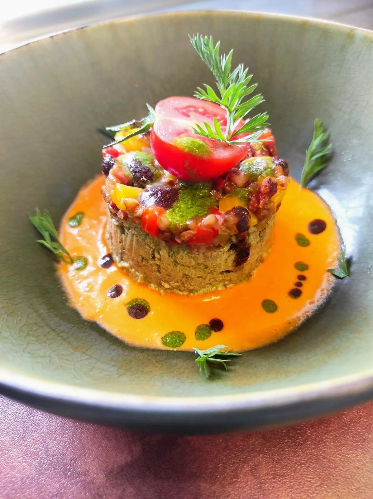 Timbale au sarrasin, tomate cerise et coulis de poivron
